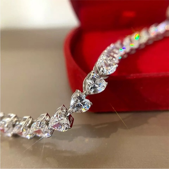 18k 30ct Heart Tennis Bracelet - Picture 4 of 17